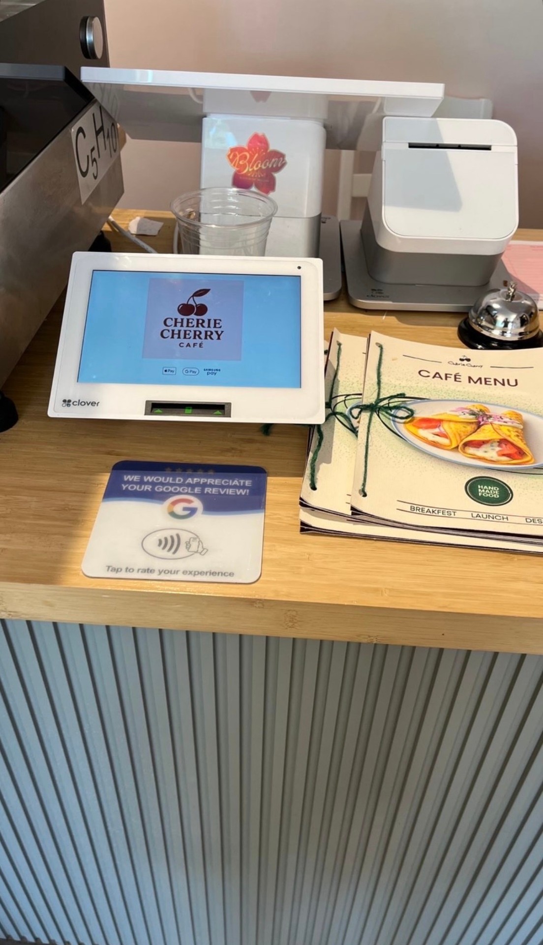 Review Card im Einsatz – Café · Kassenbereich